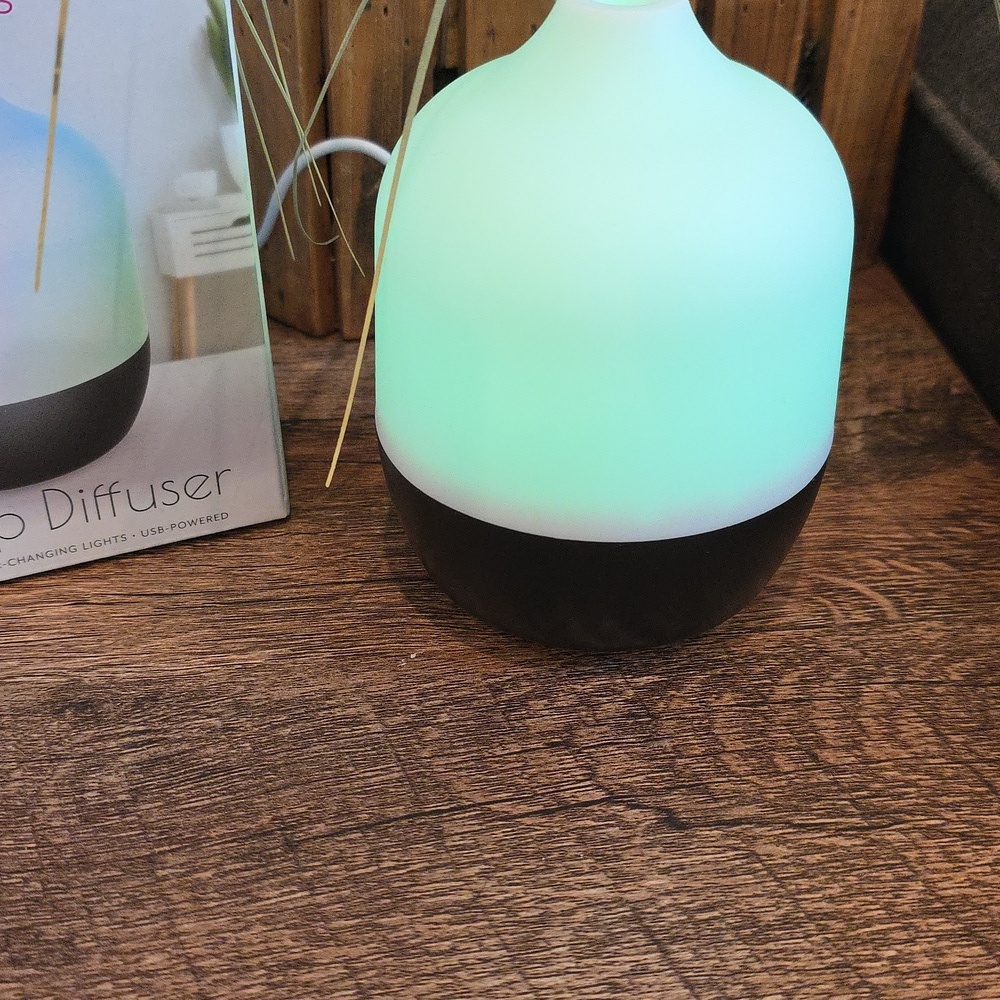 Colorways Desktop Mini Diffuser With Color Changing Lights - Picture 2 of 7